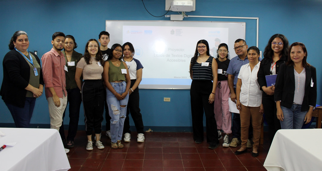 Estudiantes de la carrera de Diseño Gráfico y Multimedia junto con facilitadores del taller