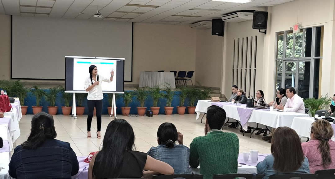 Ministra de la mujer sostiene encuentro con diplomandos en derechos de la mujer