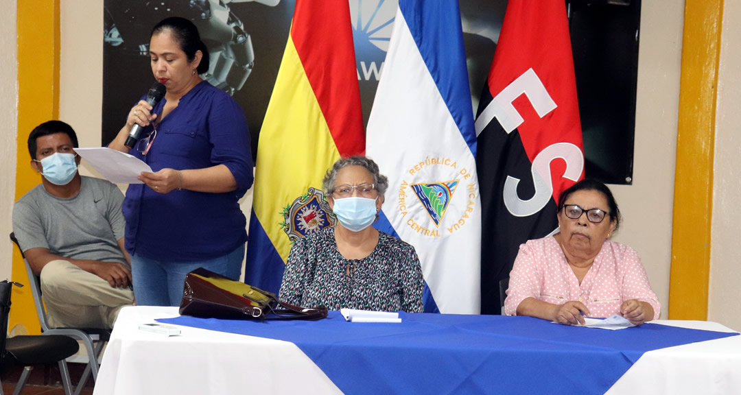 Docentes participan en conferencia sobre la investigación en programas extensionistas