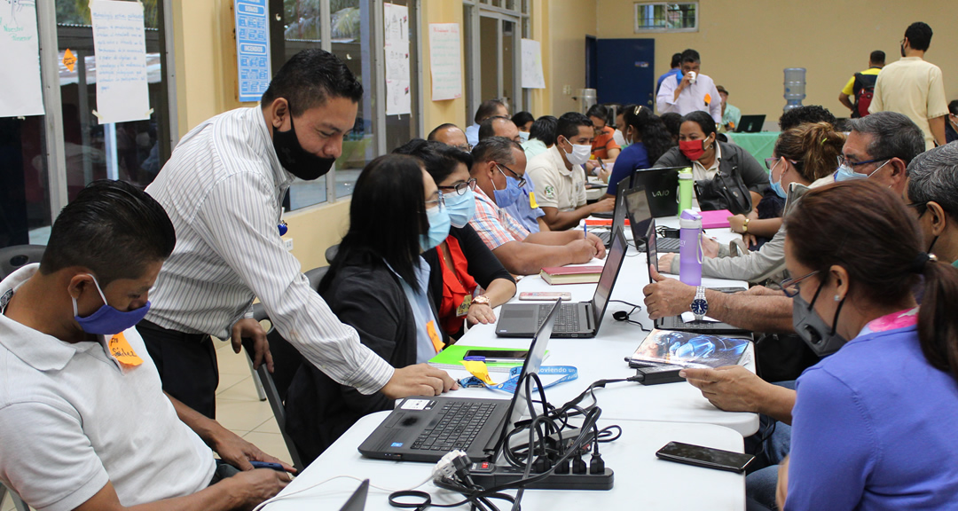 Docentes de la Facultad de Educación e Idiomas participan en talleres de Introducción a los Desempeños Ciudadanos y Profesionales