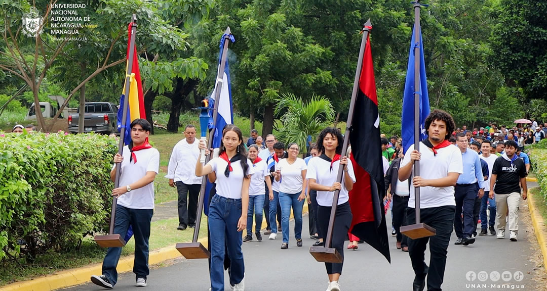 Comunidad universitaria saluda septiembre victorioso con un recorrido en el Recinto Rubén Darío