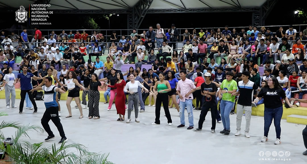 Residentes universitarios disfrutan de una noche de salsa