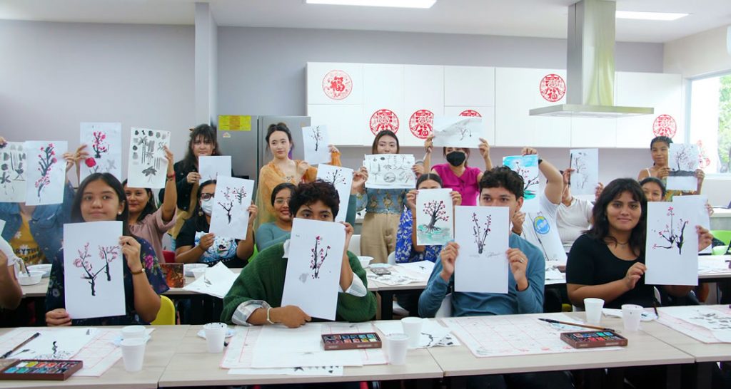 Universitarios desarrollan su talento en taller de pintura organizado por el Instituto Confucio