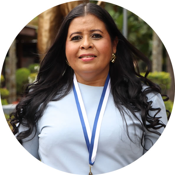 Ethel Zelaya, galardonada como mejor poeta y escritora del año 2025