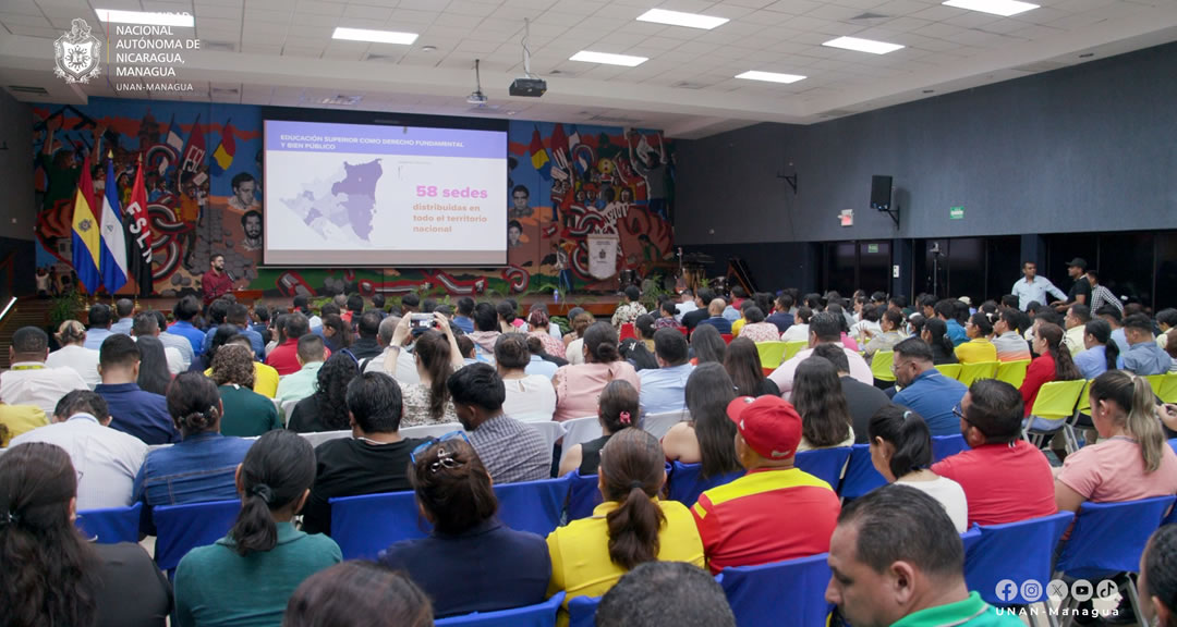 Comunidad universitaria participa en conferencia que destaca los 19 años de transformación