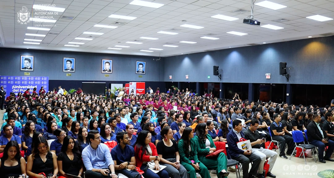 Futuros odontólogos participan en Simposio Académico