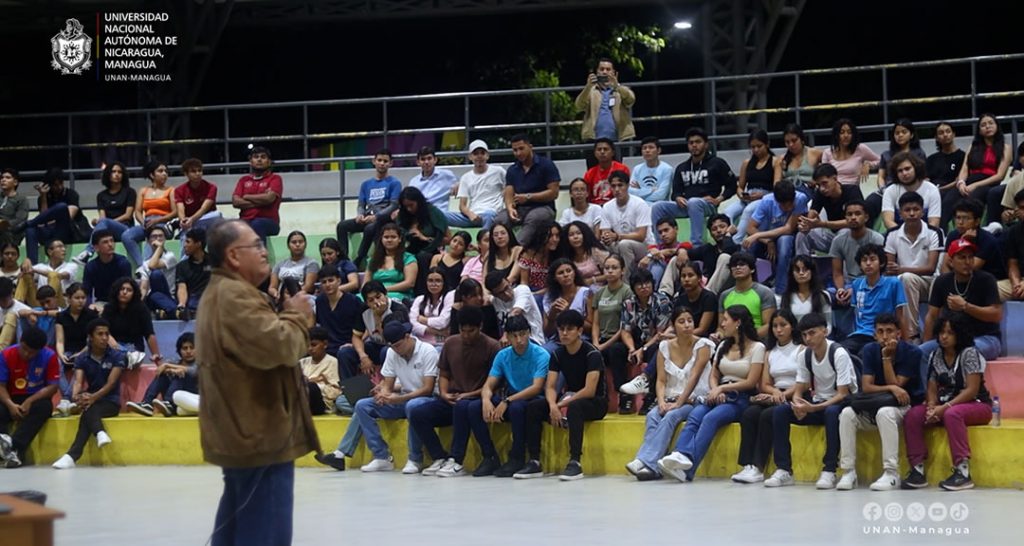 Residentes universitarios participan en charla sobre educación vial
