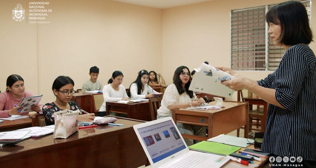 290 nuevos estudiantes de la Academia de Idiomas Brian Wilson celebran el inicio de clases