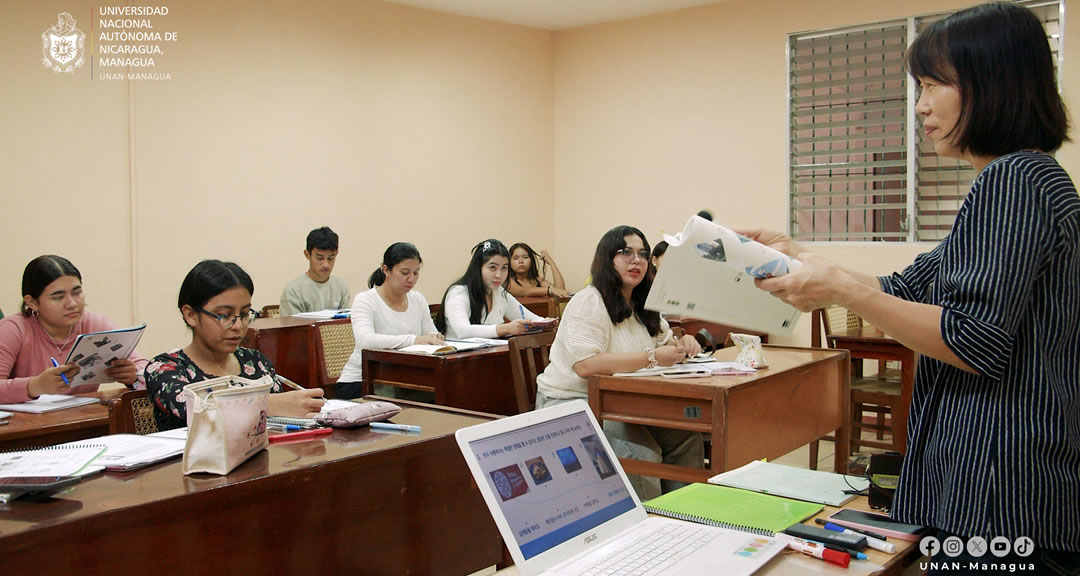 290 nuevos estudiantes de la Academia de Idiomas Brian Wilson celebran el inicio de clases