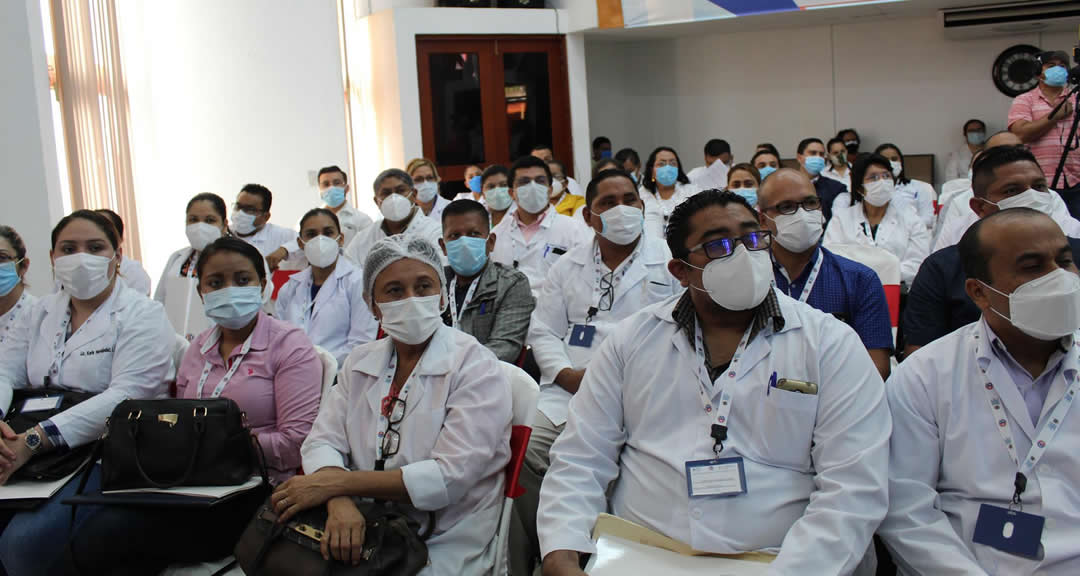 Trabajadores de la salud durante la inauguración del diplomado