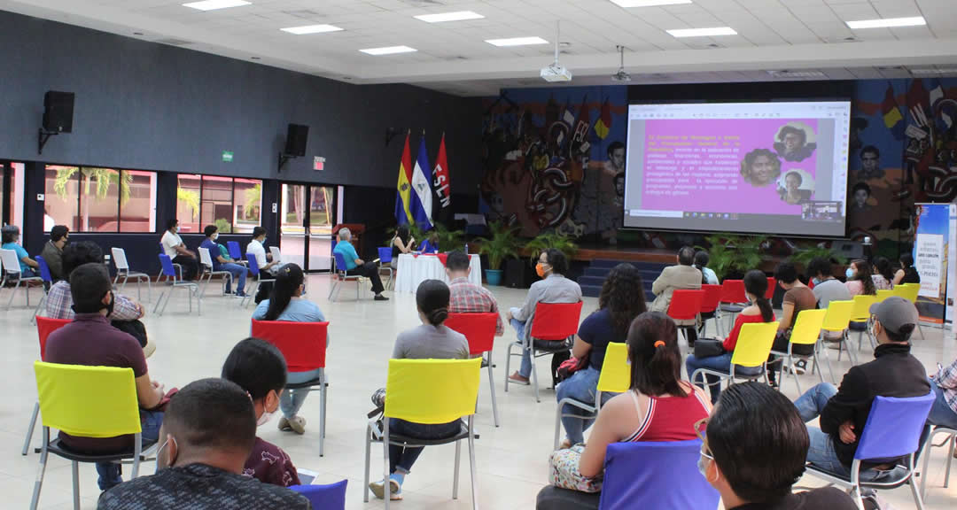 Participantes de forma presencial en el conversatorio