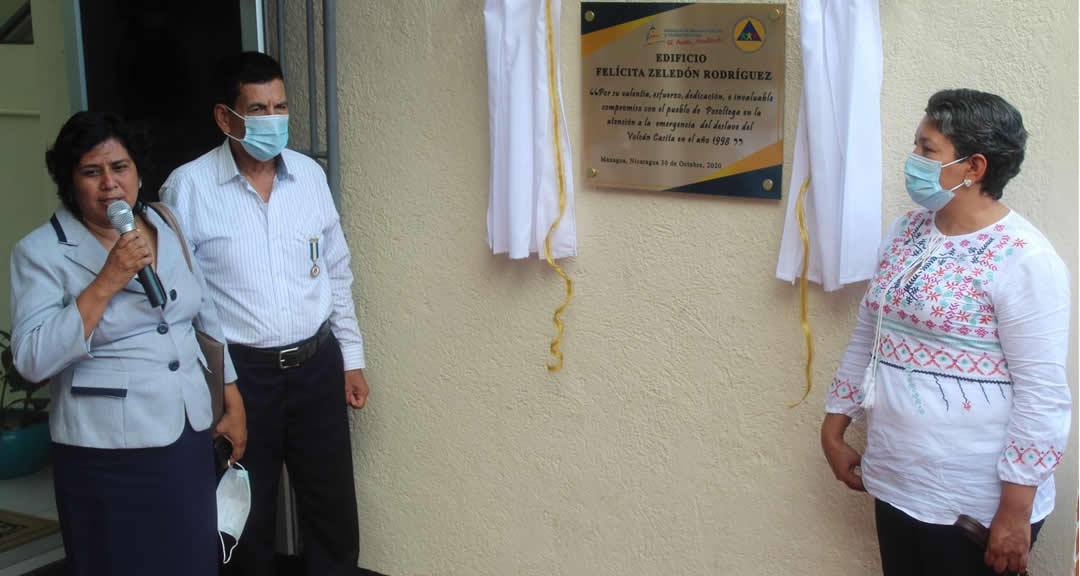 Develan placa del Edificio Felícita Zeledón Rodríguez.