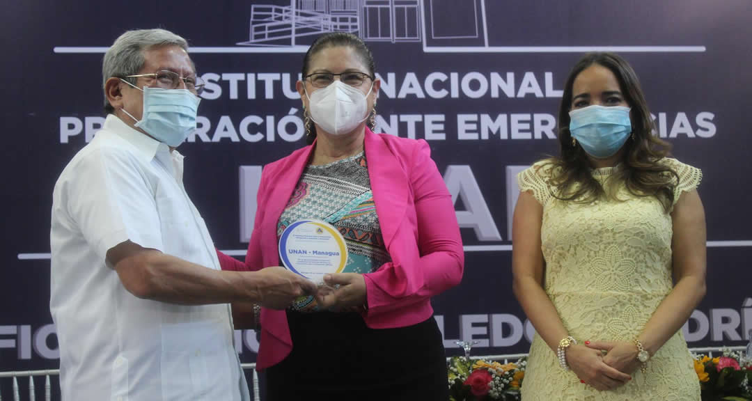 Rectora de la UNAN-Managua recibe reconocimiento por parte del Ministro Director del SINAPRED.