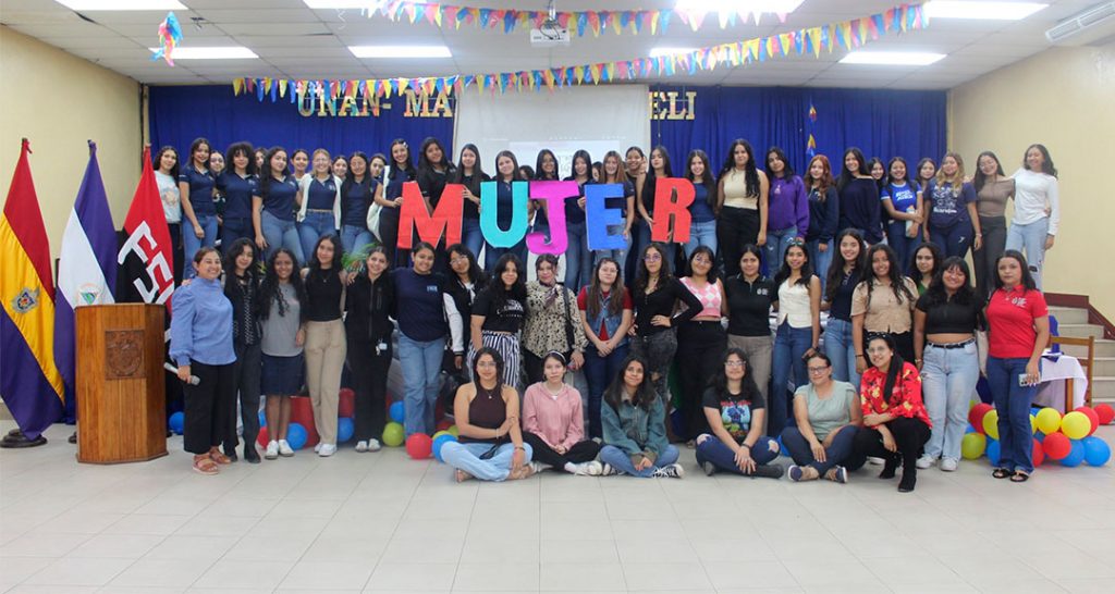 La UNAN-Managua/CUR-Estelí y sus 12 sedes del programa Universidad en el campo (UNICAM), realizaron charlas con estudiantes mujeres de las distintas carreras y modalidades con el lema «Sembrando respeto y cosechando confianza», con el objetivo de promover espacios de diálogo y reflexión para el fortalecimiento del protagonismo de las mujeres, en la construcción de relaciones igualitarias basadas en el respeto, confianza y reconocimiento mutuo. La jornada se desarrolló desde un enfoque participativo, reflexivo y vivencial a través de diversas dinámicas, entre ellas el reconocimiento de mujeres que les inspiran, permitiendo ubicarlas como referentes femeninos con influencia positiva en el ámbito educativo, familiar y social, al mismo tiempo, se identificó el protagonismo, rol e incidencia de la mujer en la vida cotidiana, también se compartieron historias de sobre cómo han vencido estereotipos y cómo han contribuido al desarrollo familiar, educativo y comunitario. Este espacio permitió la reflexión sobre las fortalezas de las mujeres para aprovechar las oportunidades, asumir retos y superar desafíos para lograr el crecimiento personal, el cumplimiento de proyectos de vida y convertirse en protagonistas y referentes de otras mujeres en sus familias y sus comunidades. En estas charlas se hizo énfasis en con la construcción de relaciones basadas en igualdad de condiciones y oportunidades, el respeto y la confianza, protagonismo y liderazgo de la mujer (hija, madre, esposa, hermana, abuela, servidora pública, vecina y amiga), relaciones igualitarias y convivencia armoniosa en paz, confianza y autoestima como base para el protagonismo y la complementariedad, comunicación empática y solidaria. Las estudiantes asumieron compromisos que les permitirán promover y reconocer el protagonismo de la mujer desde el respeto e igualdad en la familia, escuela y comunidad; así como desde el rol de estudiantes universitarias para aportar a sus familias disminuyendo las desigualdades, y trabajar de manera solidaria, respetuosa y para el bienestar de otras féminas. Este espacio aporta al cumplimiento de la «Estrategia Nacional de Educación Bendiciones y Victorias» 2024-2026 y ejes clave como Educación para la Vida, al promover aprendizajes integrales y el protagonismo de las estudiantes; así como Educación en Valores, al fomentar la convivencia, el respeto y la cultura de paz.