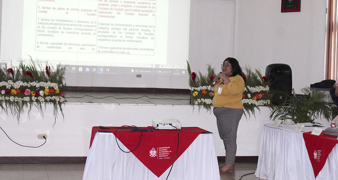 Directora de la Dirección Jurídica de la UNAN-Managua, maestra Linda Ramírez Cabrera, explica las reformas a la Ley General de Educación y de Reforma y Adición a la Ley de Autonomía de las Instituciones de Educación Superior