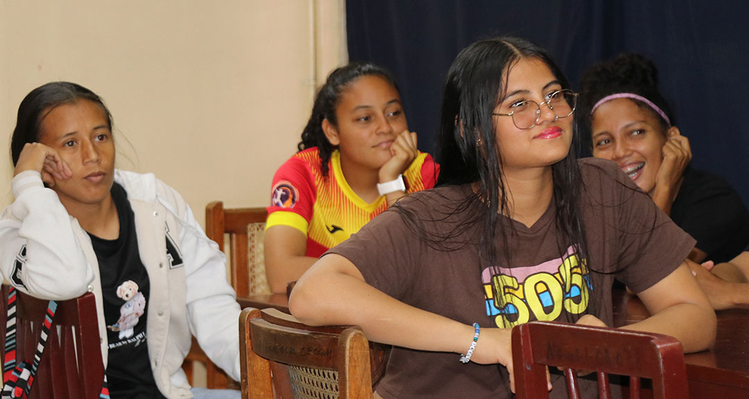Universitarias participan en capacitación sobre Estrategia Psicológicas para el fortalecimiento de capacidades en entornos deportivos