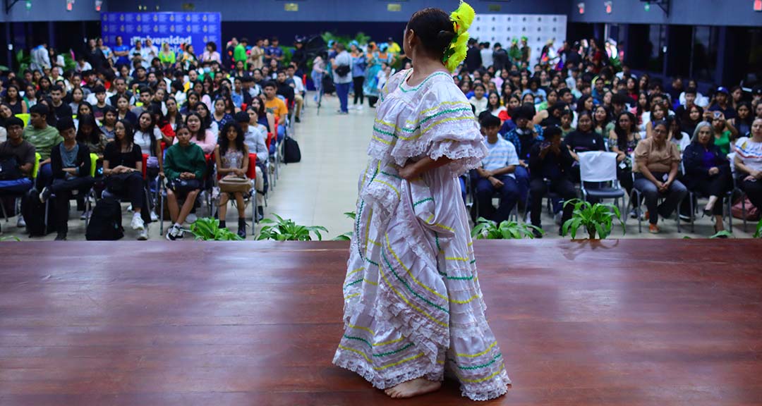 Tradición y alegría universitaria en festival de trajes típicos