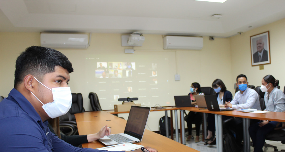 Docentes y estudiantes participan en el taller.
