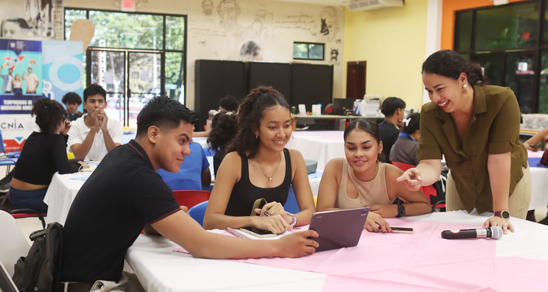 Estudiantes reciben herramientas pitch y edición de videos