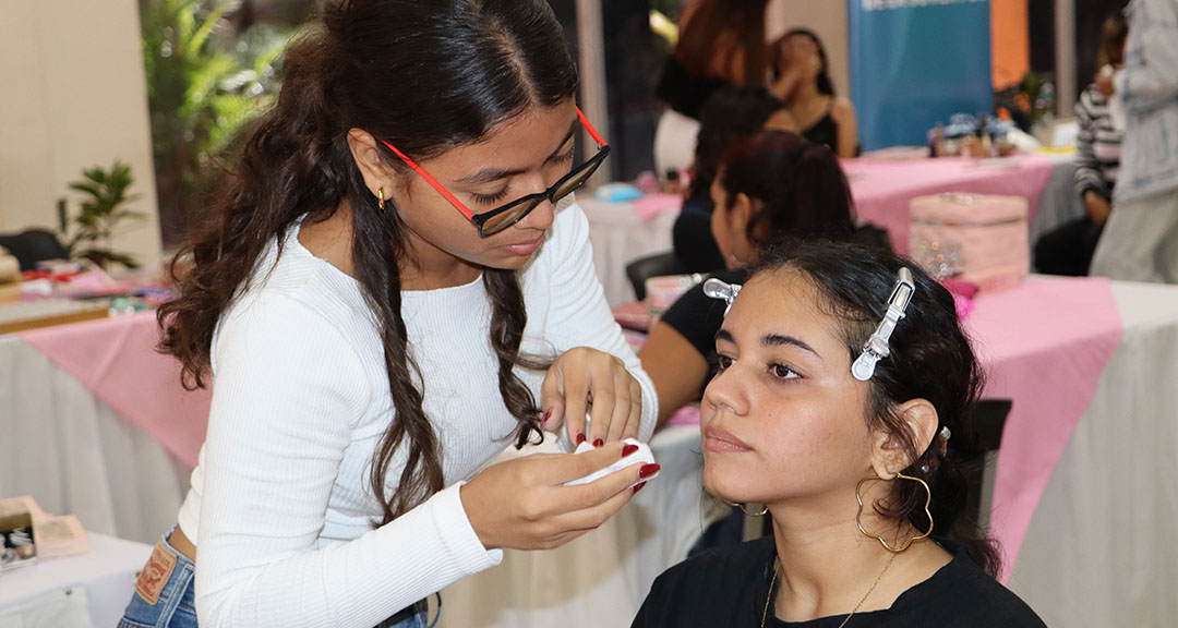 Jóvenes universitarios fortalecen sus capacidades en el uso y comercialización de cosméticos