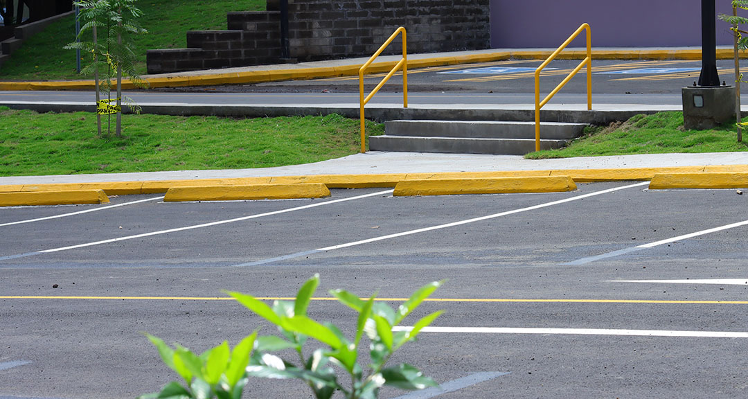 Accesos peatonales en el estacionamiento