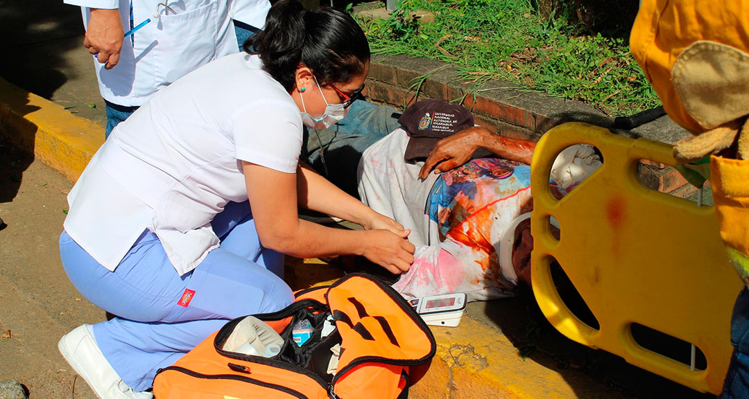 Trabajador administrativo simulando un accidente.