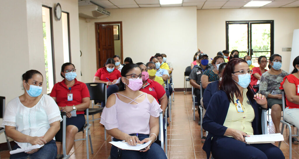 Trabajadoras de la UNAN-Managua reciben charla sobre la prevención del cáncer de mama