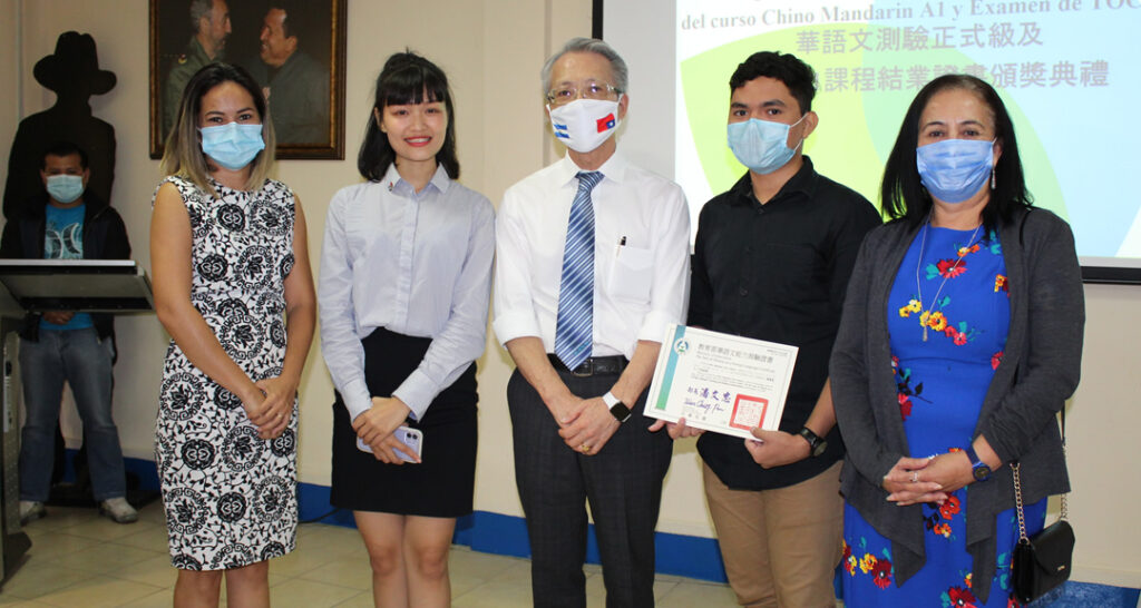 Estudiante de la UNAN-Managua recibe certificado de curso de chino mandarín A1