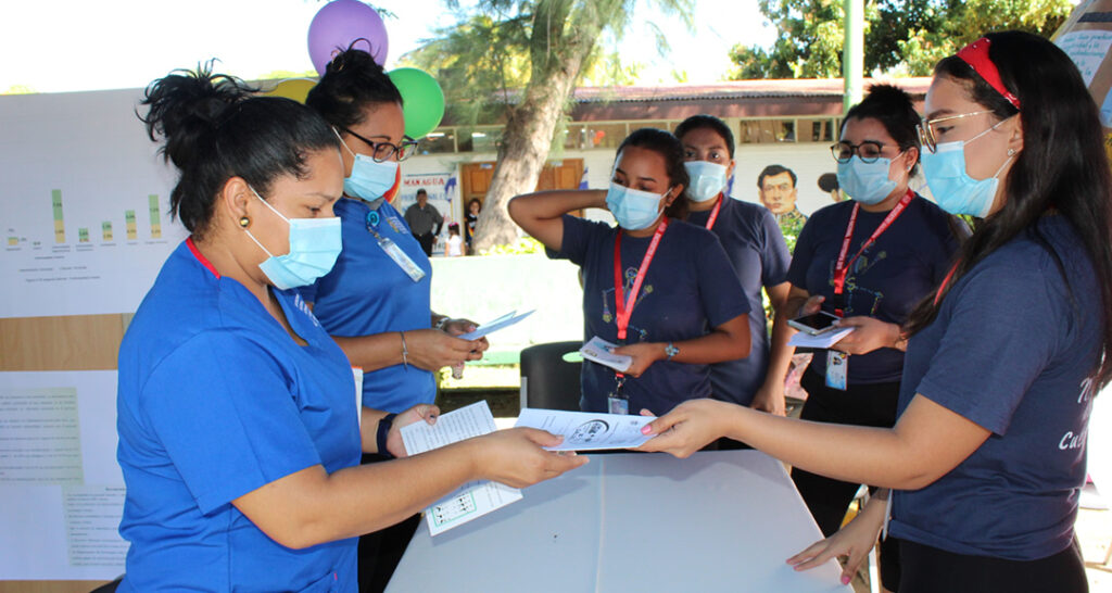 Futuros fisioterapeutas realizan feria de la salud