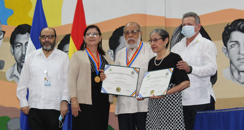 UNAN-Managua galardona a dos académicos de gran trayectoria en la Facultad de Educación e Idiomas