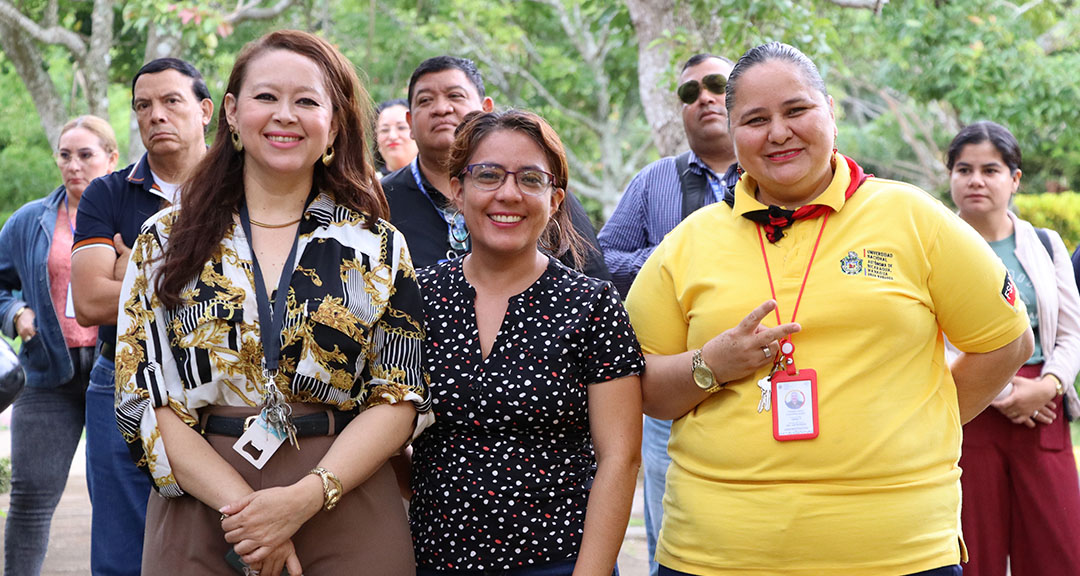Comunidad universitaria en inauguración de jardín