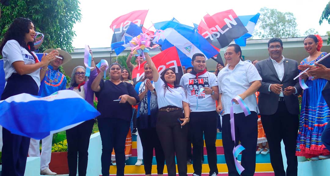 Juventud heroica celebra inauguración de Academia de Idiomas Brian Wilson