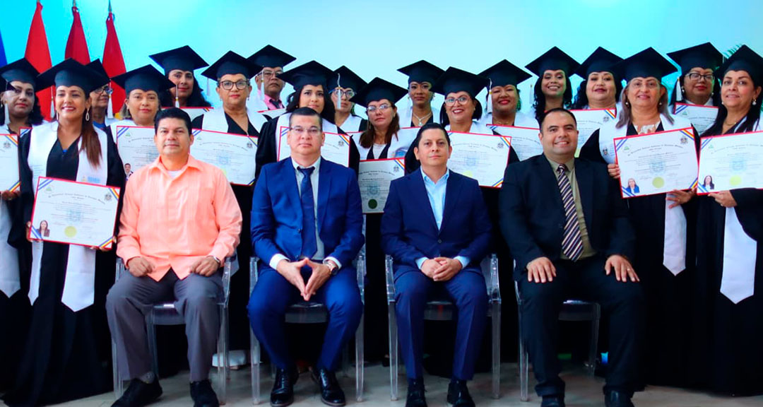 UNAN-Managua y MINED gradúan a 32 másteres en educación inclusiva